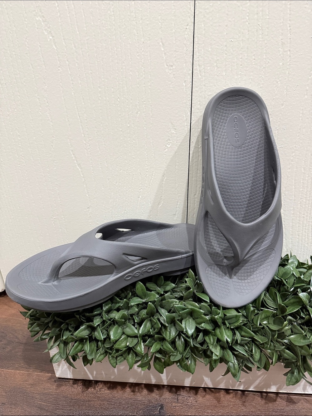 OOFOS Original unisex Sandals in a Slate Color
Mens 11  or Women's 13